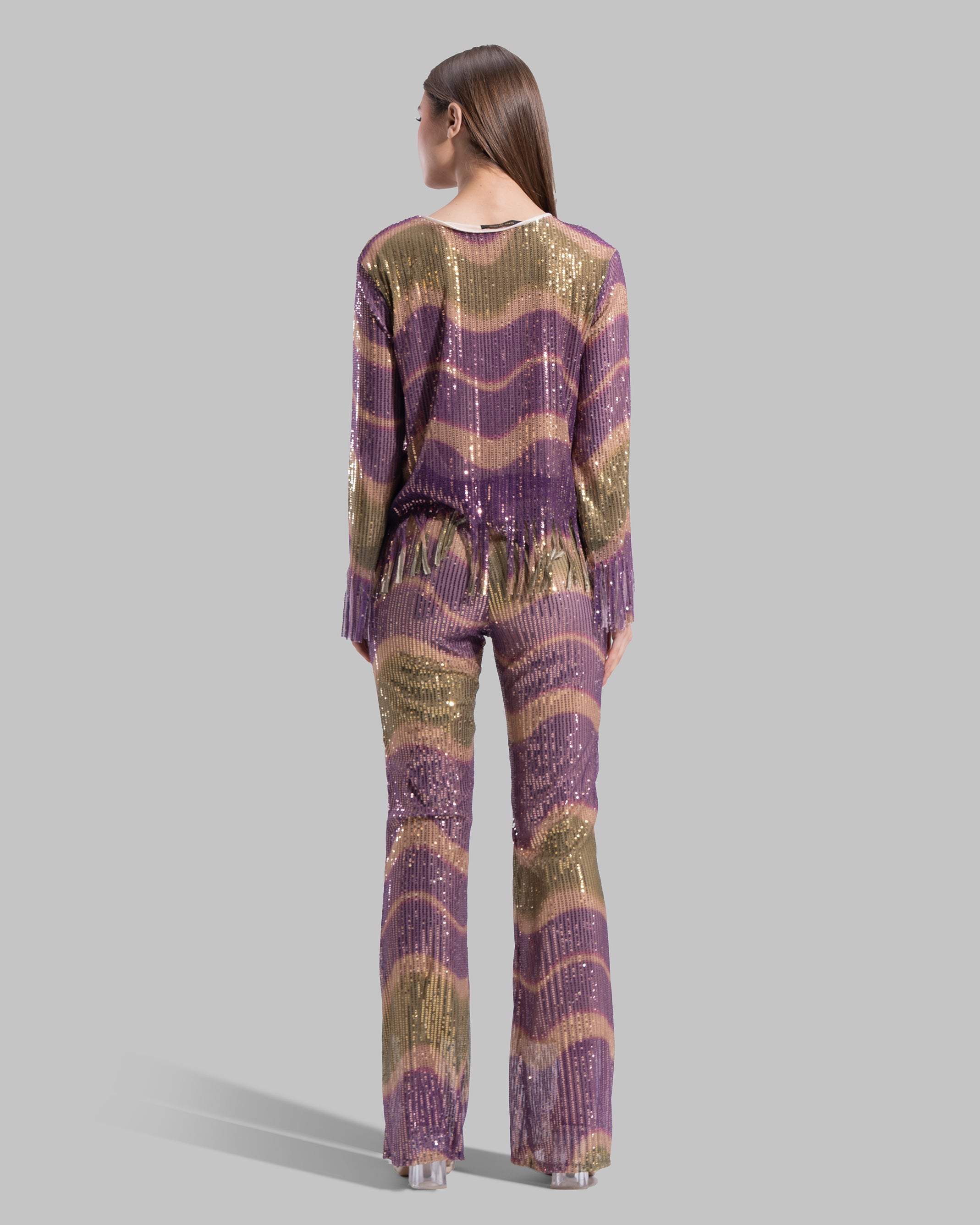 بلوزة برقبة دائرية وأكمام طويلة.