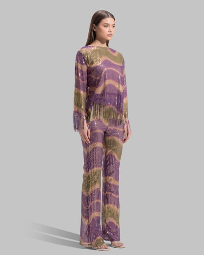 بلوزة برقبة دائرية وأكمام طويلة.