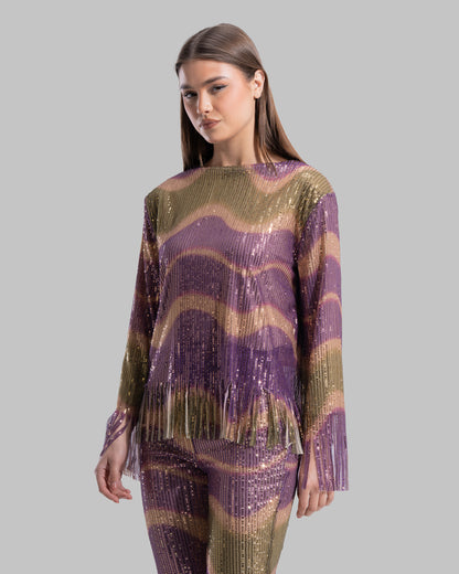 بلوزة برقبة دائرية وأكمام طويلة.