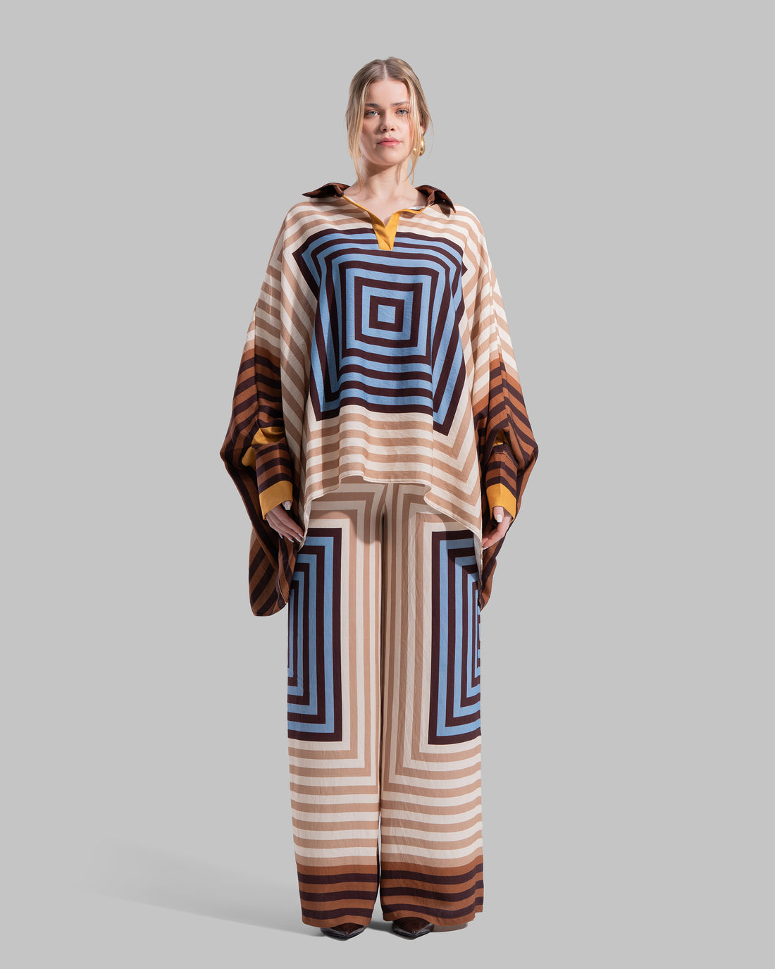 over sized printed blouse with acontrast collar with v- neck with acontrast polo coller