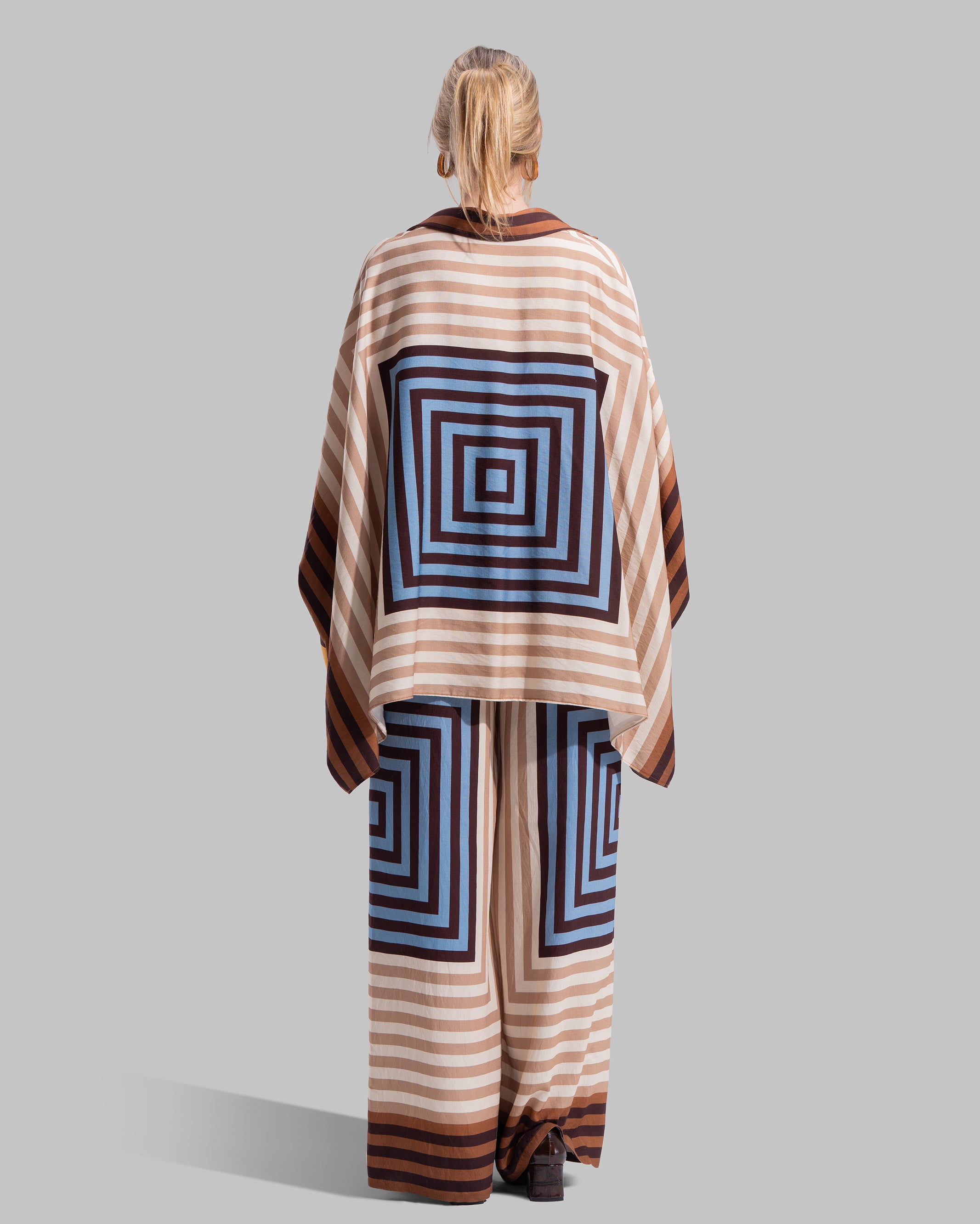 over sized printed blouse with acontrast collar with v- neck with acontrast polo coller