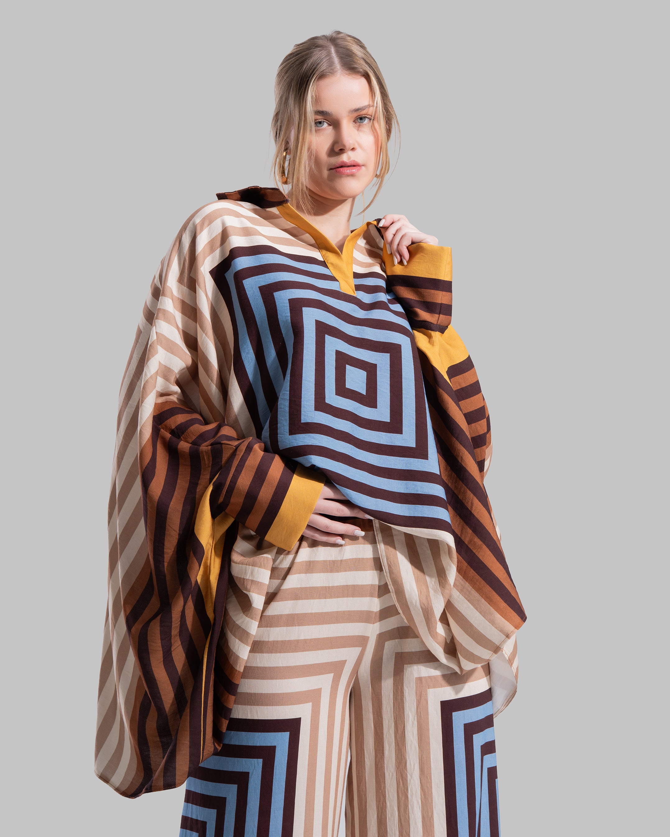 over sized printed blouse with acontrast collar with v- neck with acontrast polo coller