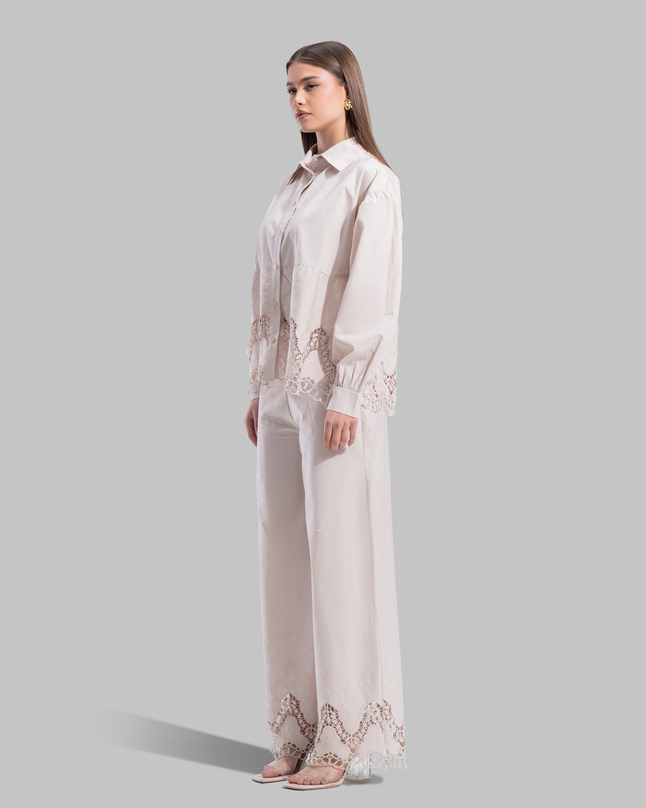 relaxed embroidered cotton blouse features a classic pointed coller