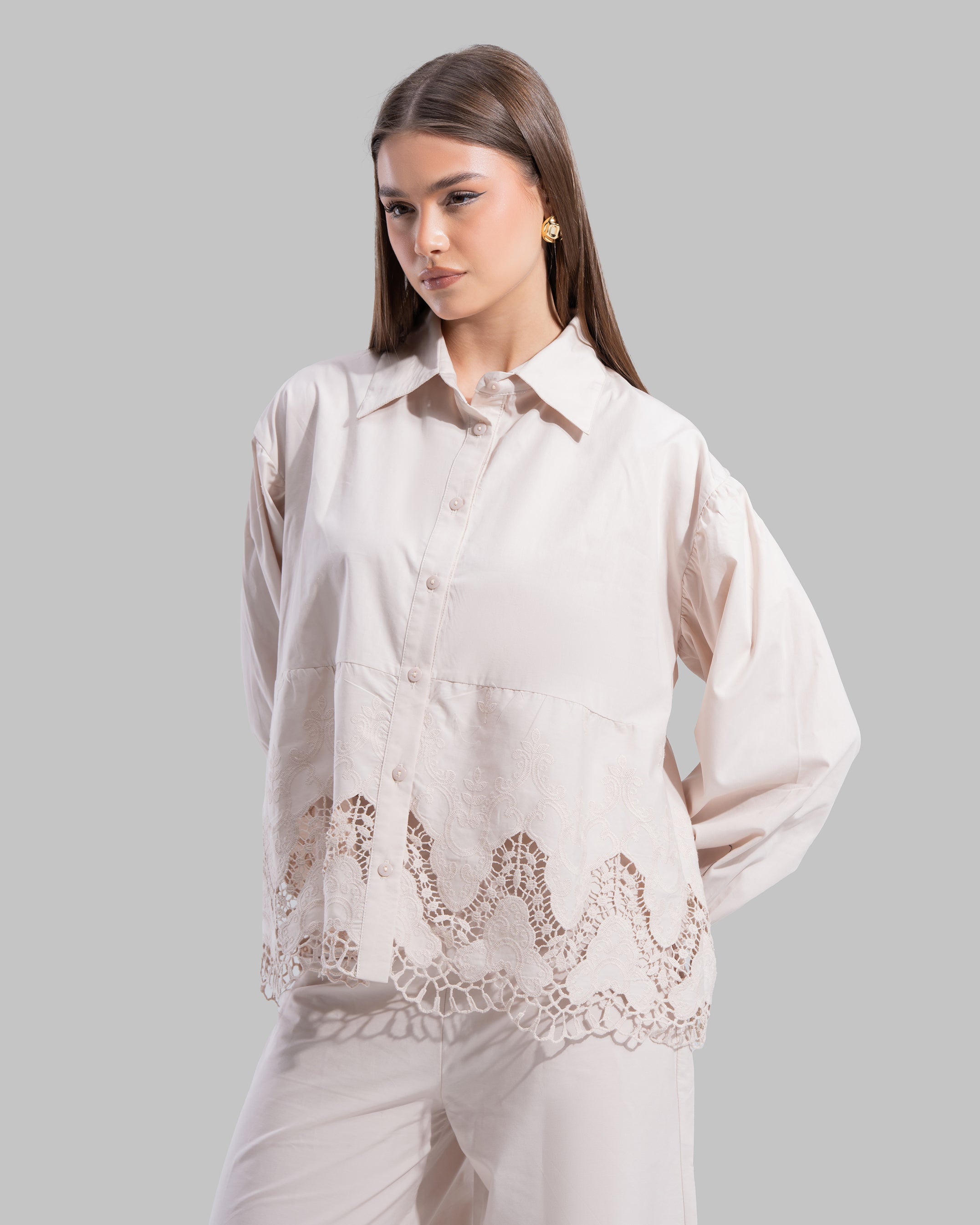 relaxed embroidered cotton blouse features a classic pointed coller