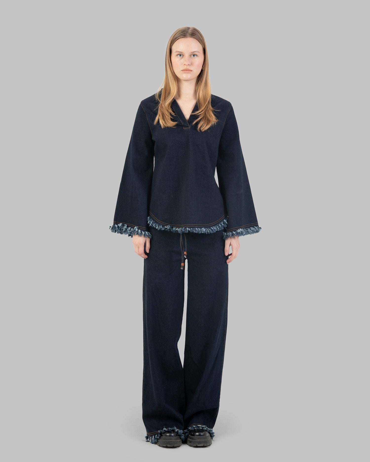 بنطلون جينز واسع الساق