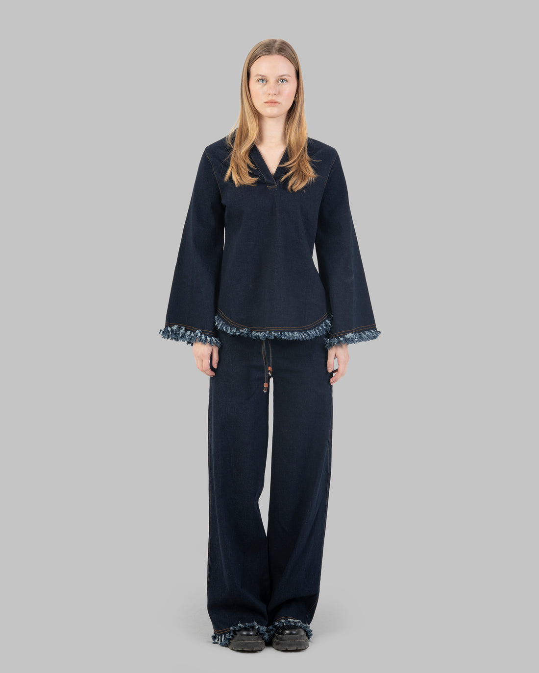 بلوزة جينز بأكمام طويلة