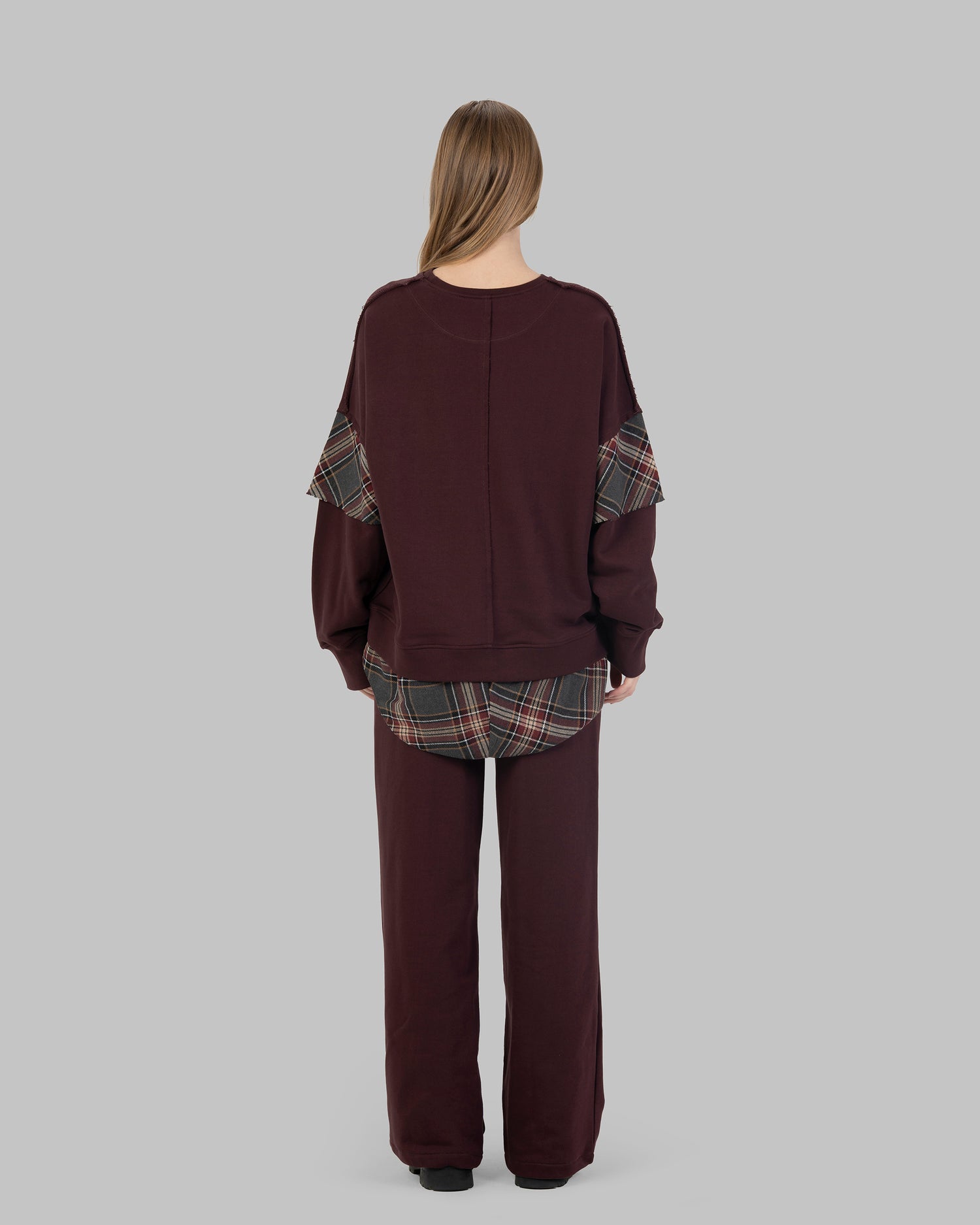 سترة رياضية واسعة.