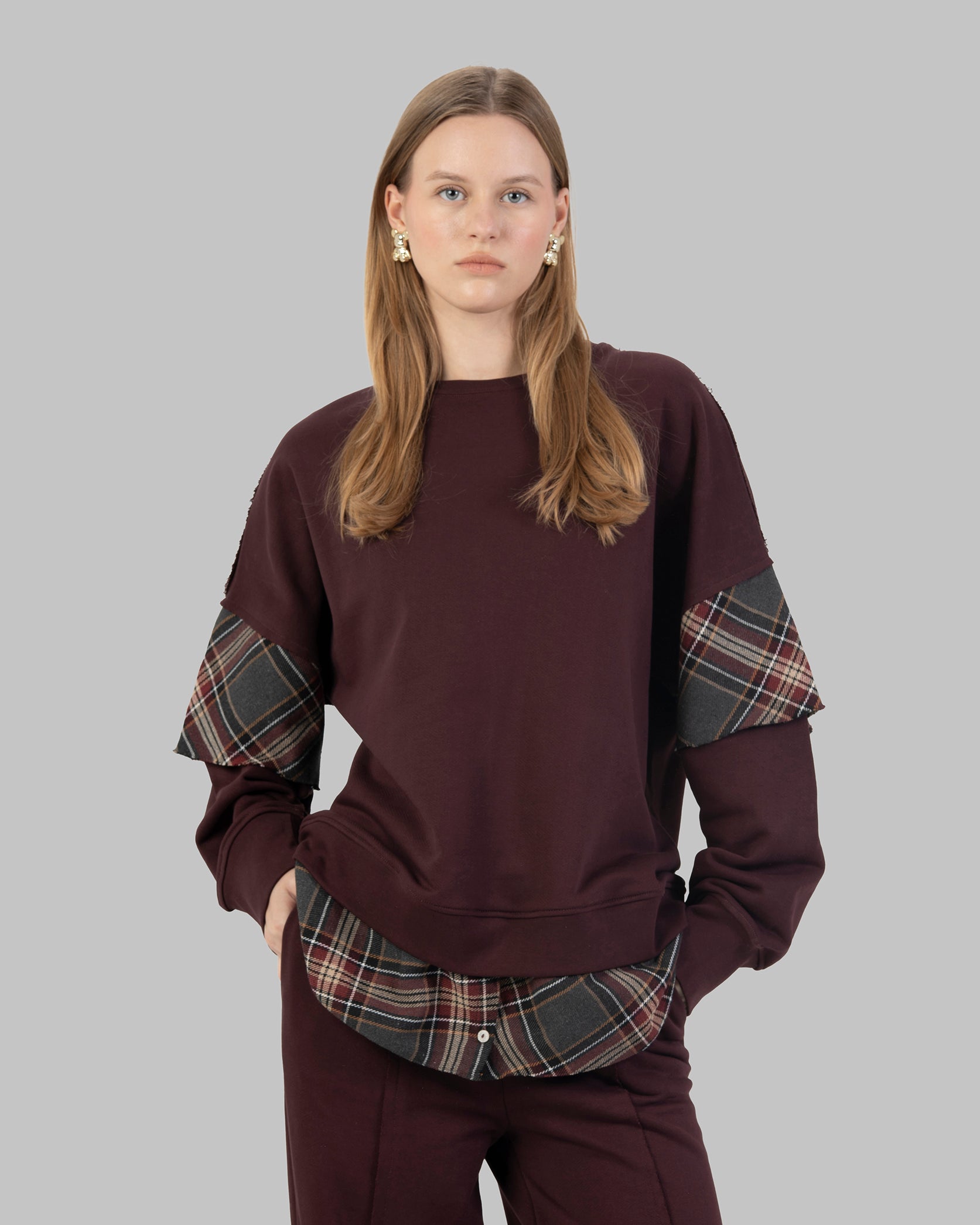 سترة رياضية واسعة.