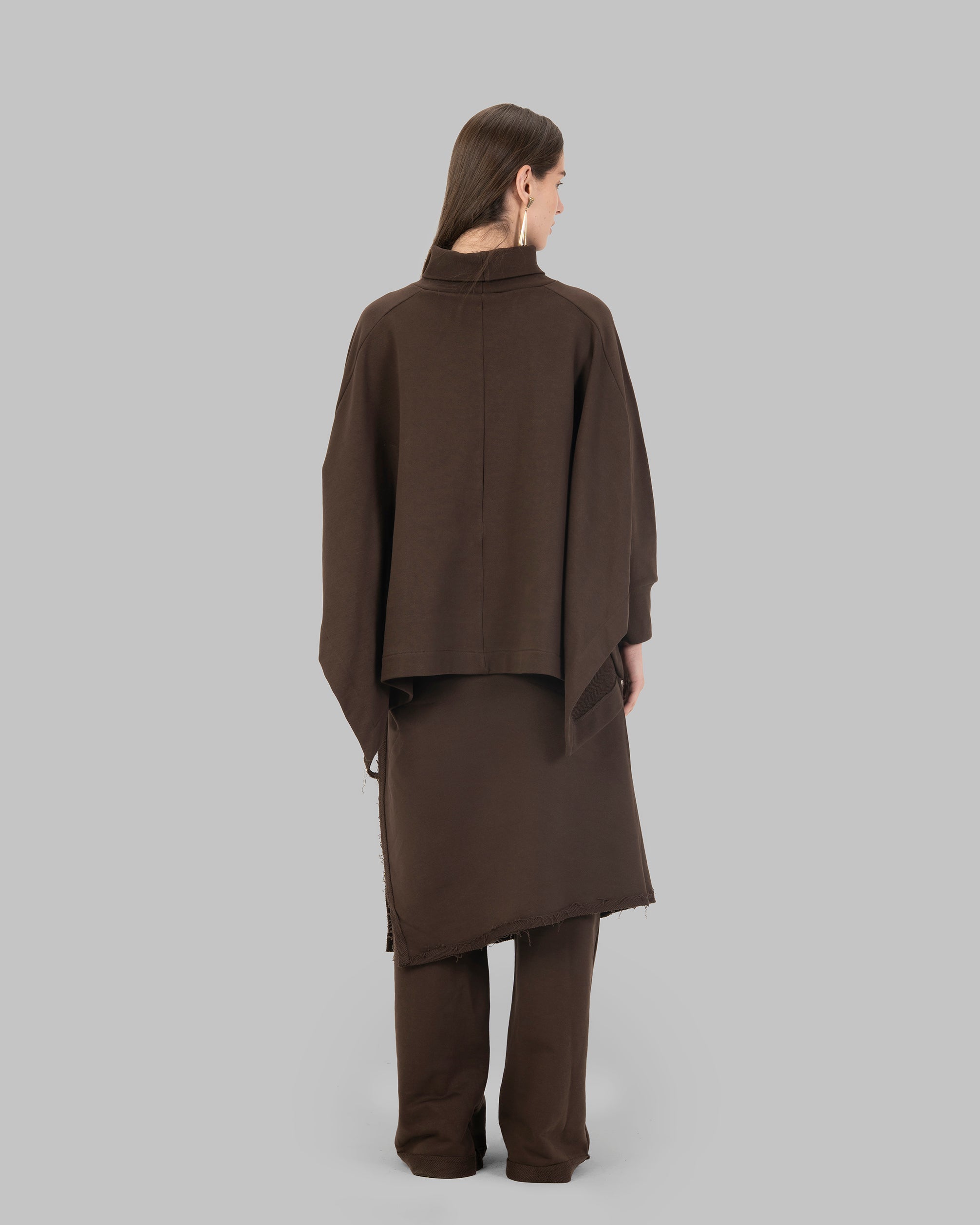 بلوزة فضفاضة بتصميم البونشو مصنوعة من قماش ناعم.