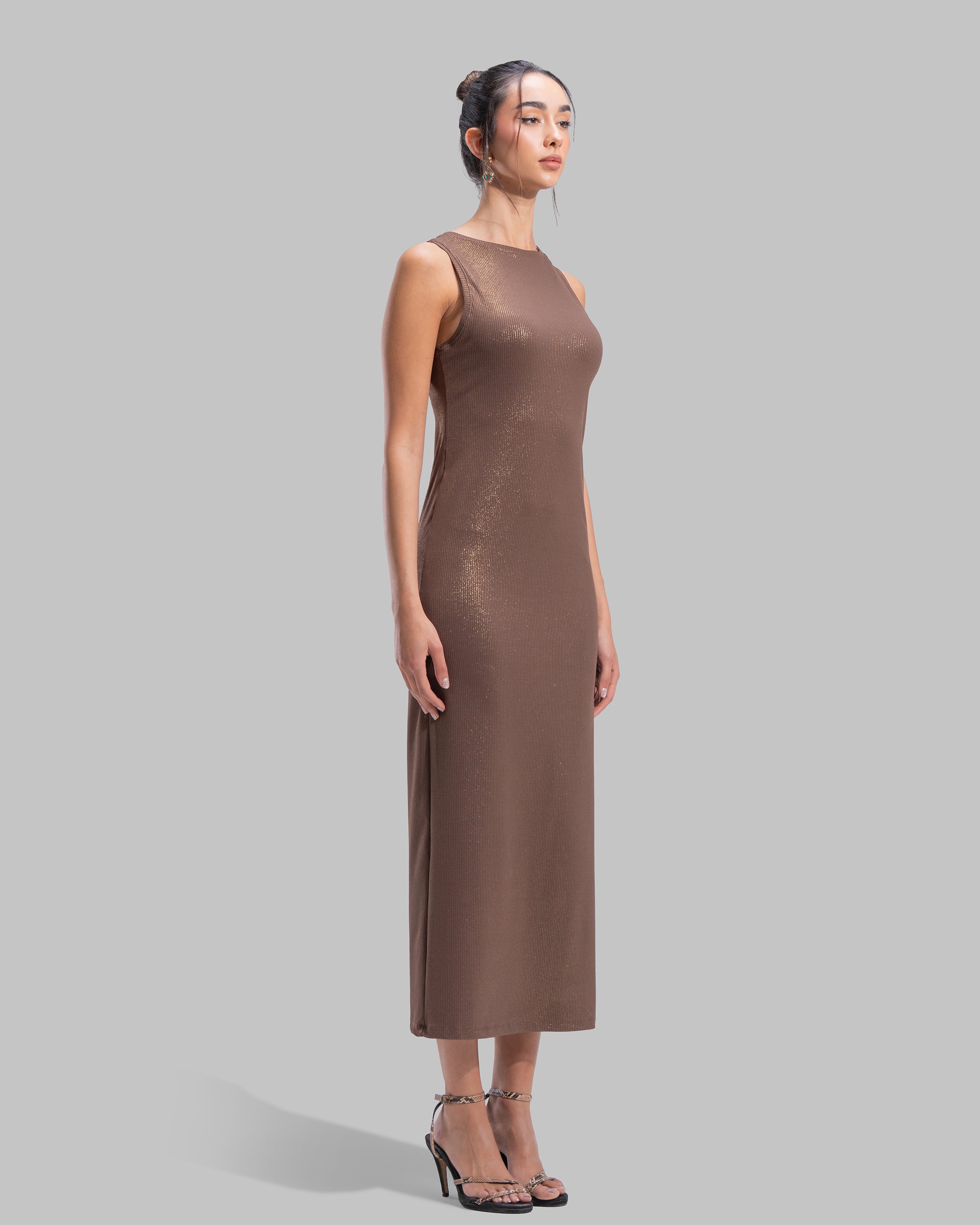Sleeveless ribbed maxi dress with a round neckline and a tight-fit silhouette.