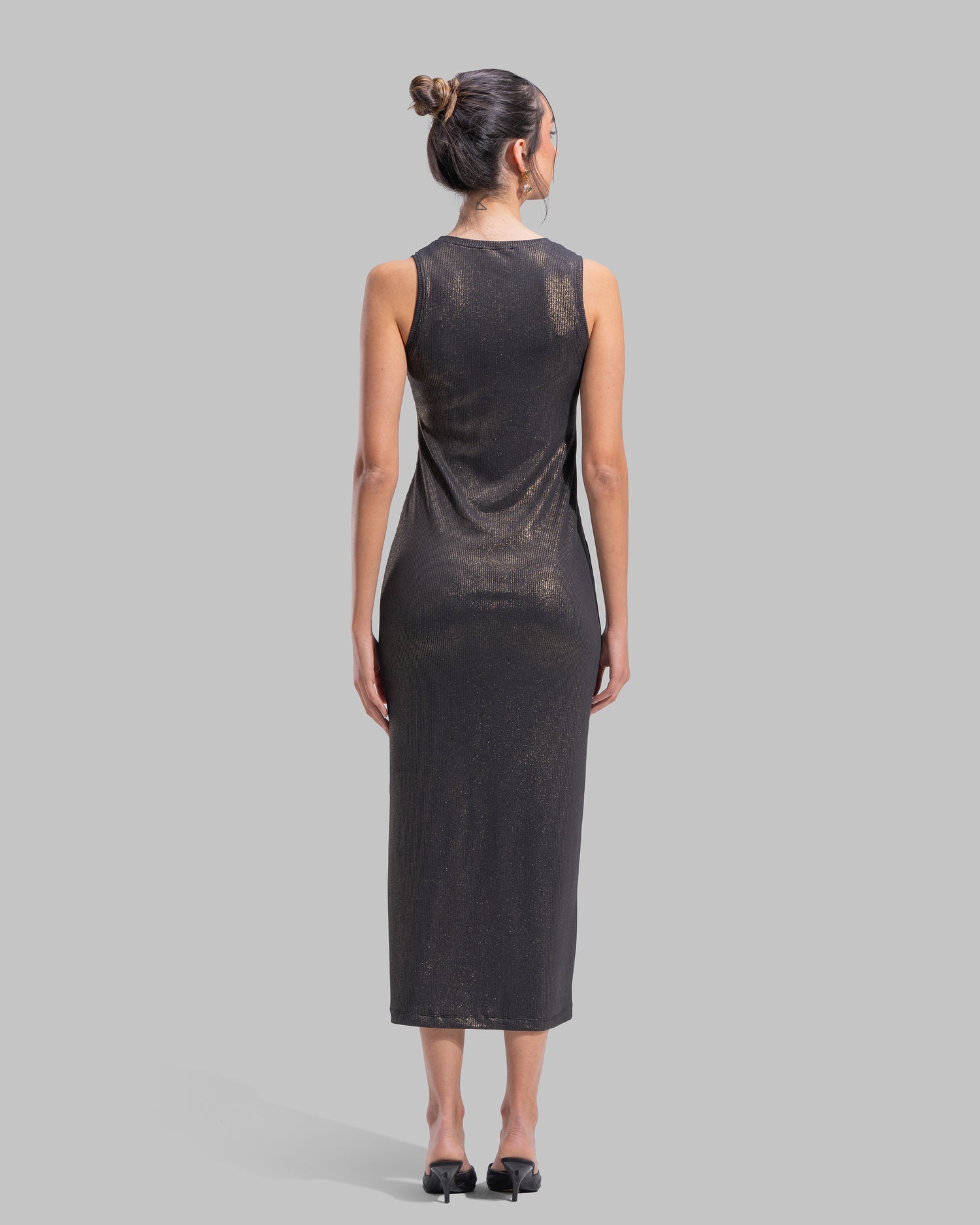 Sleeveless ribbed maxi dress with a round neckline and a tight-fit silhouette.