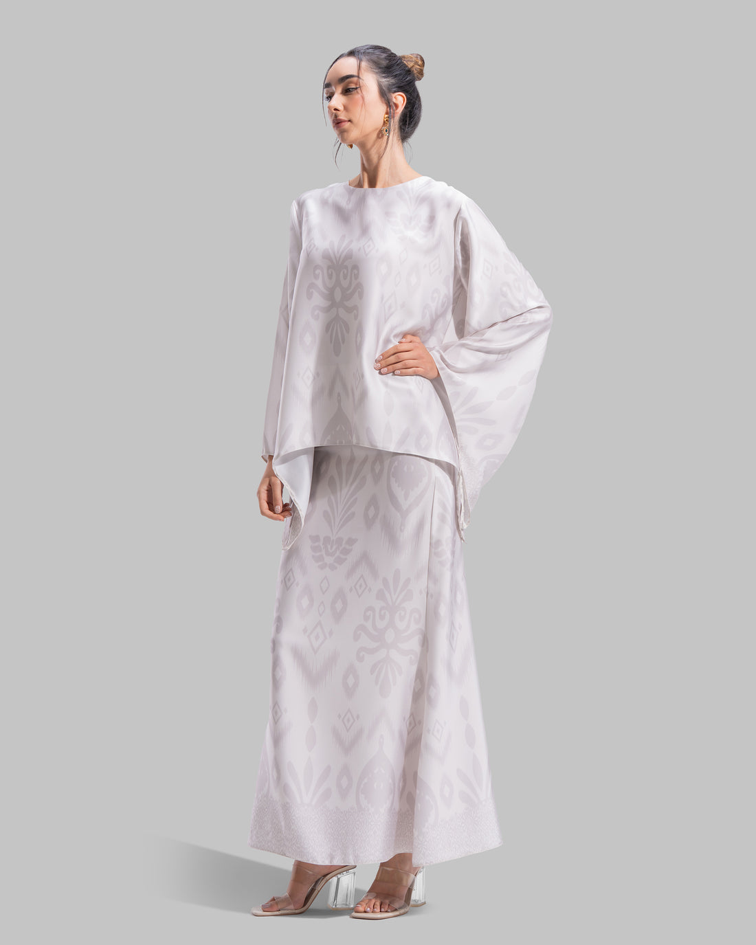 Asymmetric Loose-fit blouse.