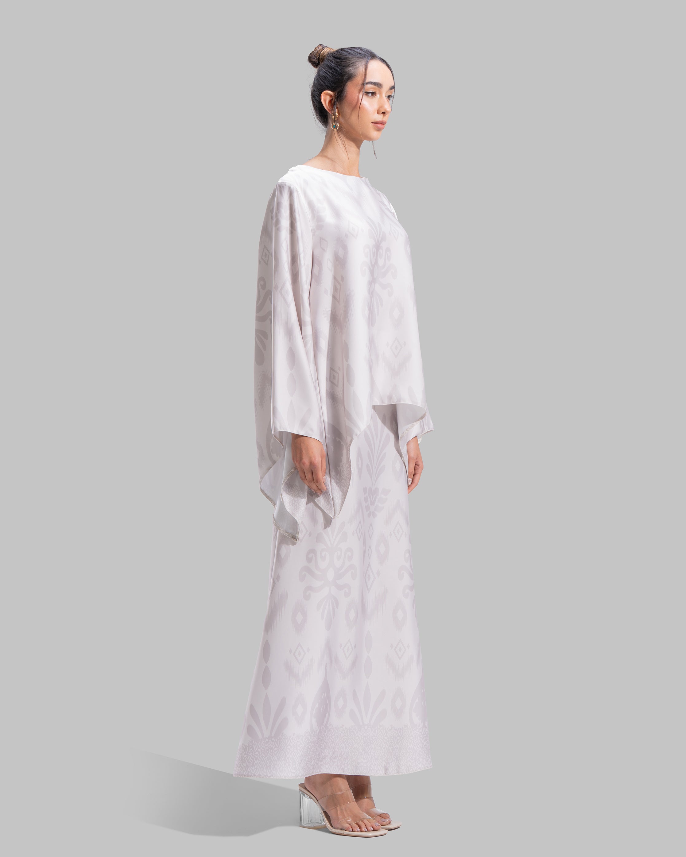 Asymmetric Loose-fit blouse.