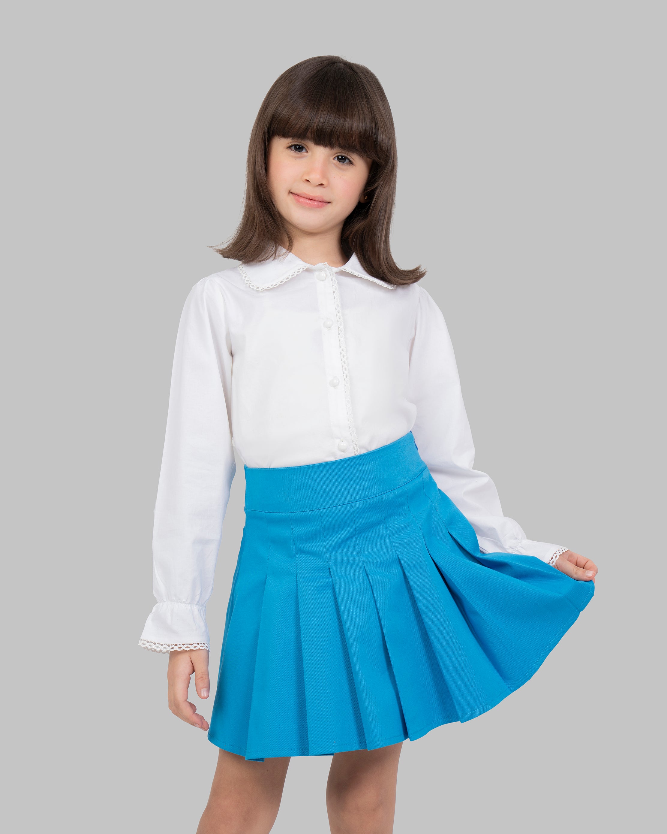 تنورة قصيرة مطوية بألوان زاهية.