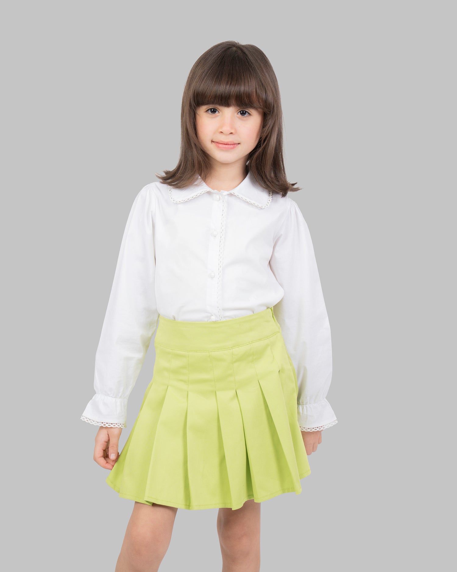 تنورة قصيرة مطوية بألوان زاهية.