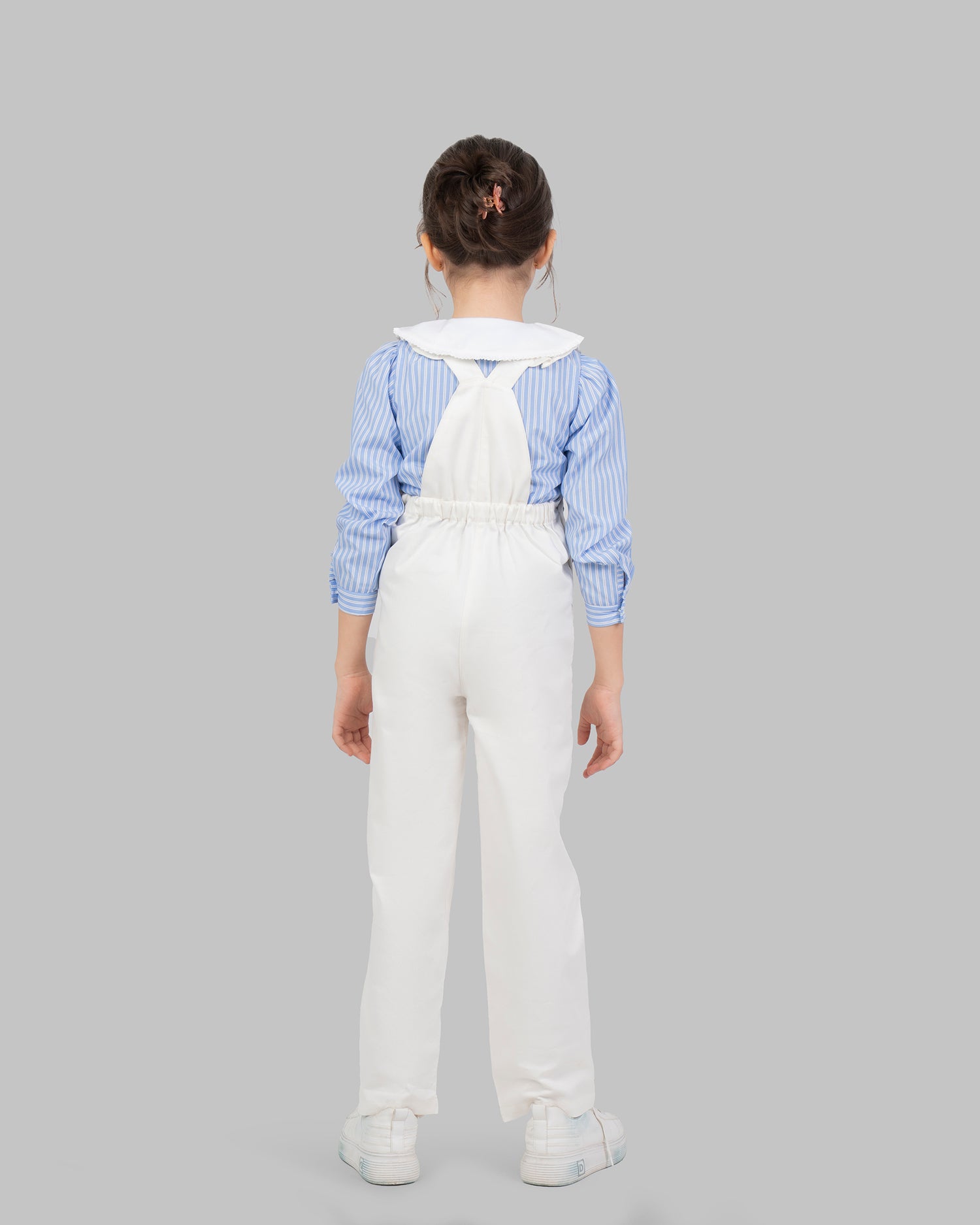 jumpsuit in flashy colors with adjustable shoulder straps and ruffle detailing.