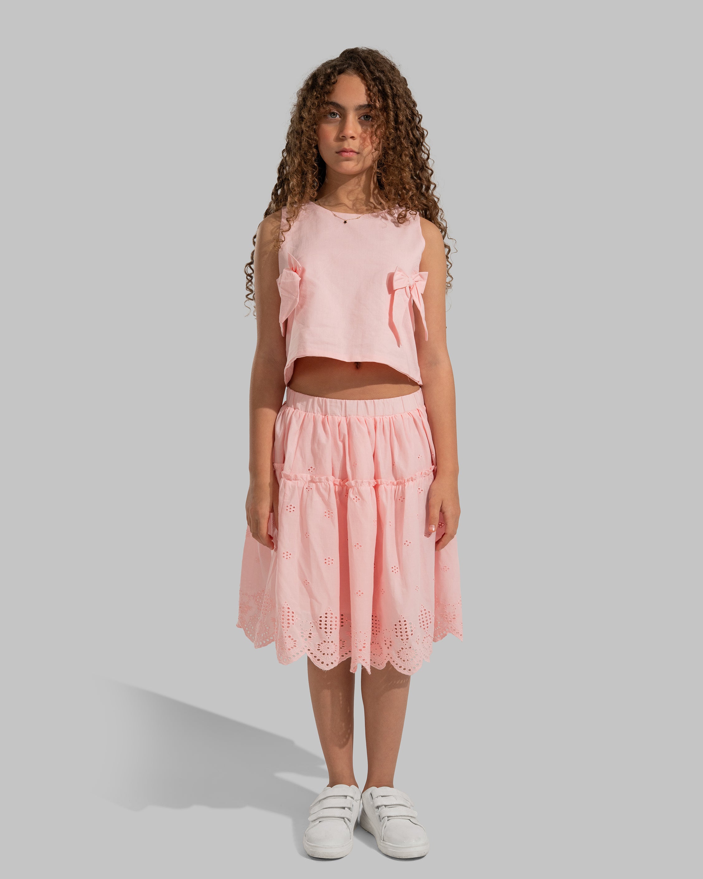 Tiered skirt with an elastic waistband and perforated floral embroidery.