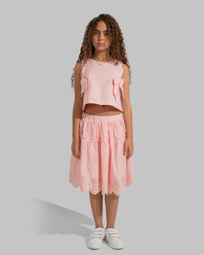 Tiered skirt with an elastic waistband and perforated floral embroidery.