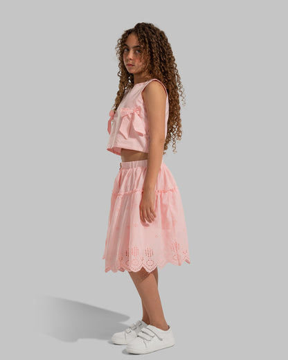 Tiered skirt with an elastic waistband and perforated floral embroidery.