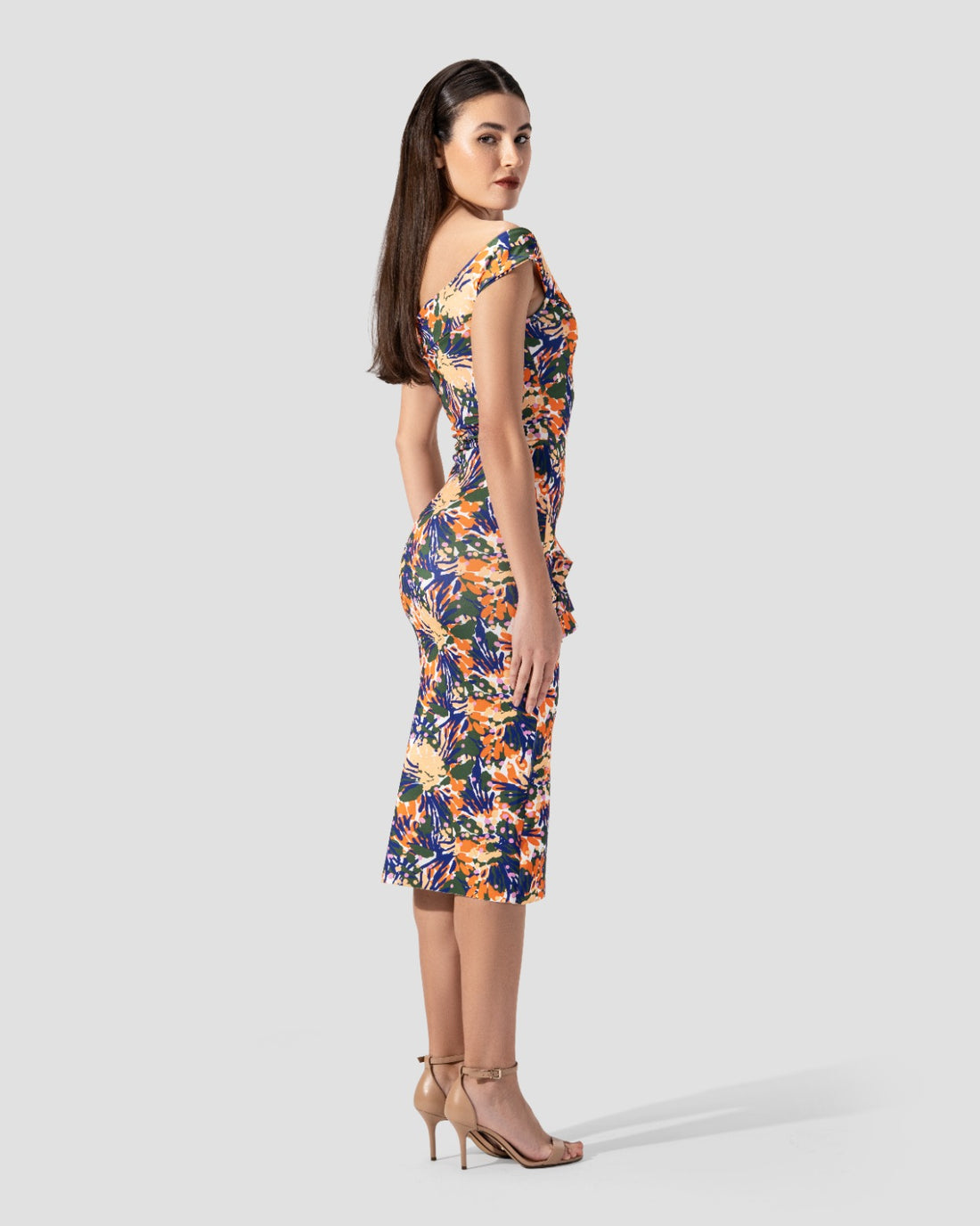 midi dress printed with square neck. asymmetric hem with ruffles