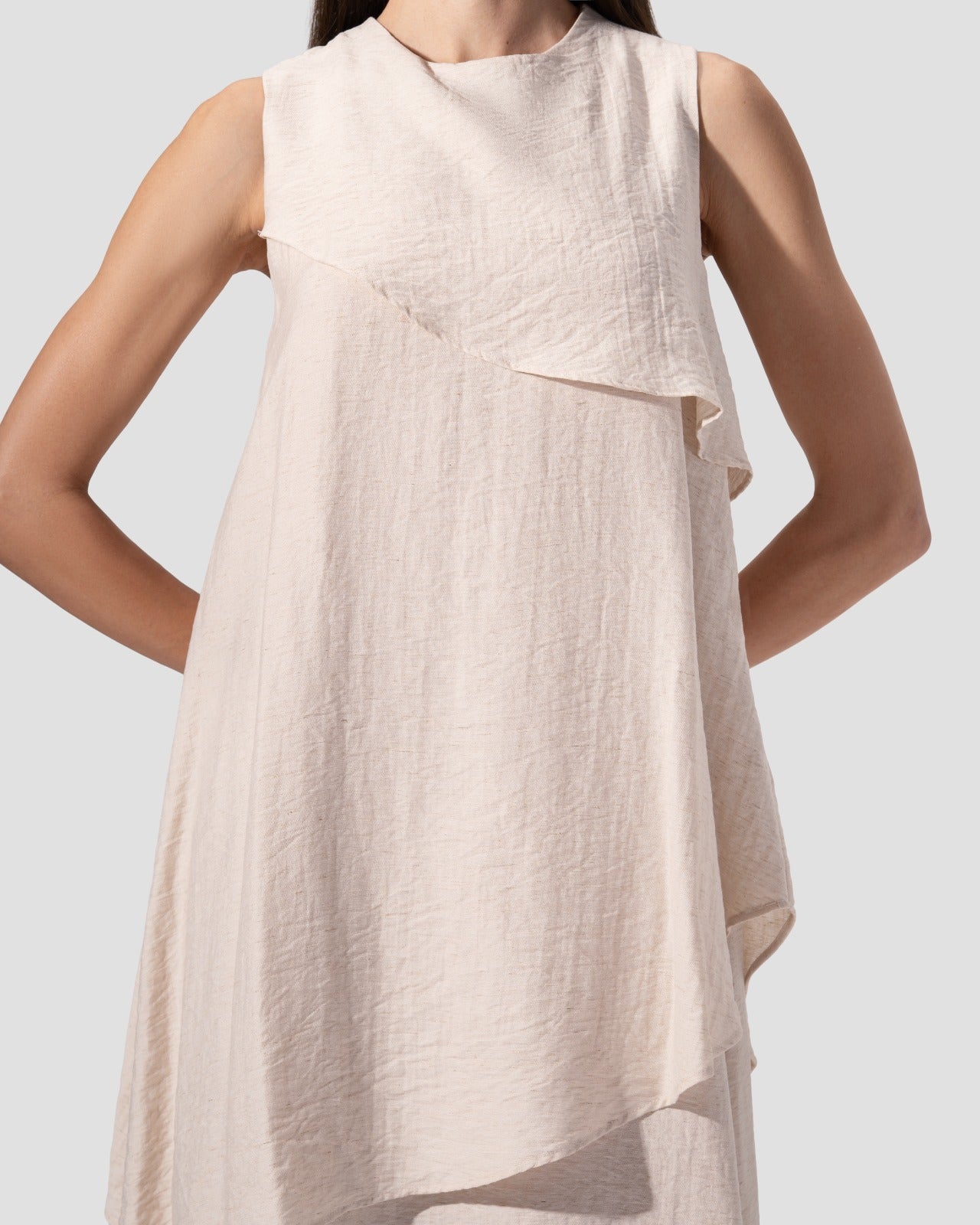 فستان متوسط الطول، رقبة دائرية، بدون أكمام، وحاشية مكشكشة