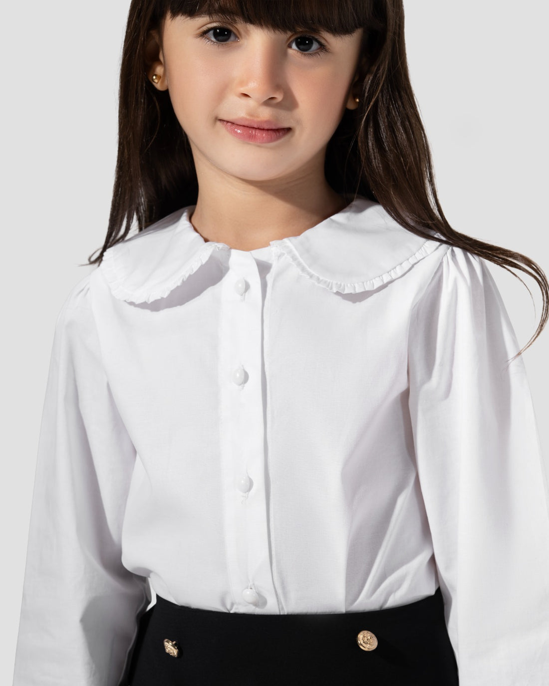 White cotton bluose with a classic collar