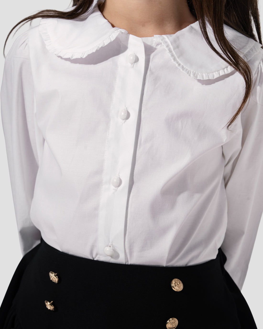 White cotton bluose with a classic collar