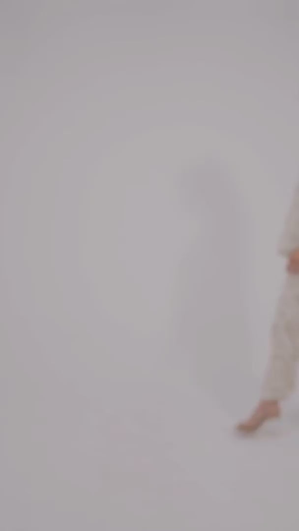 LINEN BLOUSE V-NECK AND LOG SLEEVES WITH EMBROIDERY